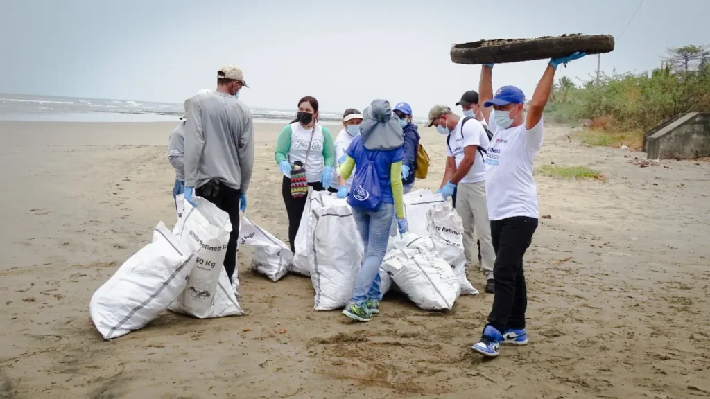CADIN celebra Día de la Tierra limpiando las playas