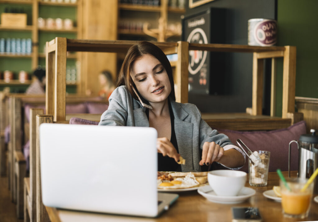mujer en una cafeteria en managua