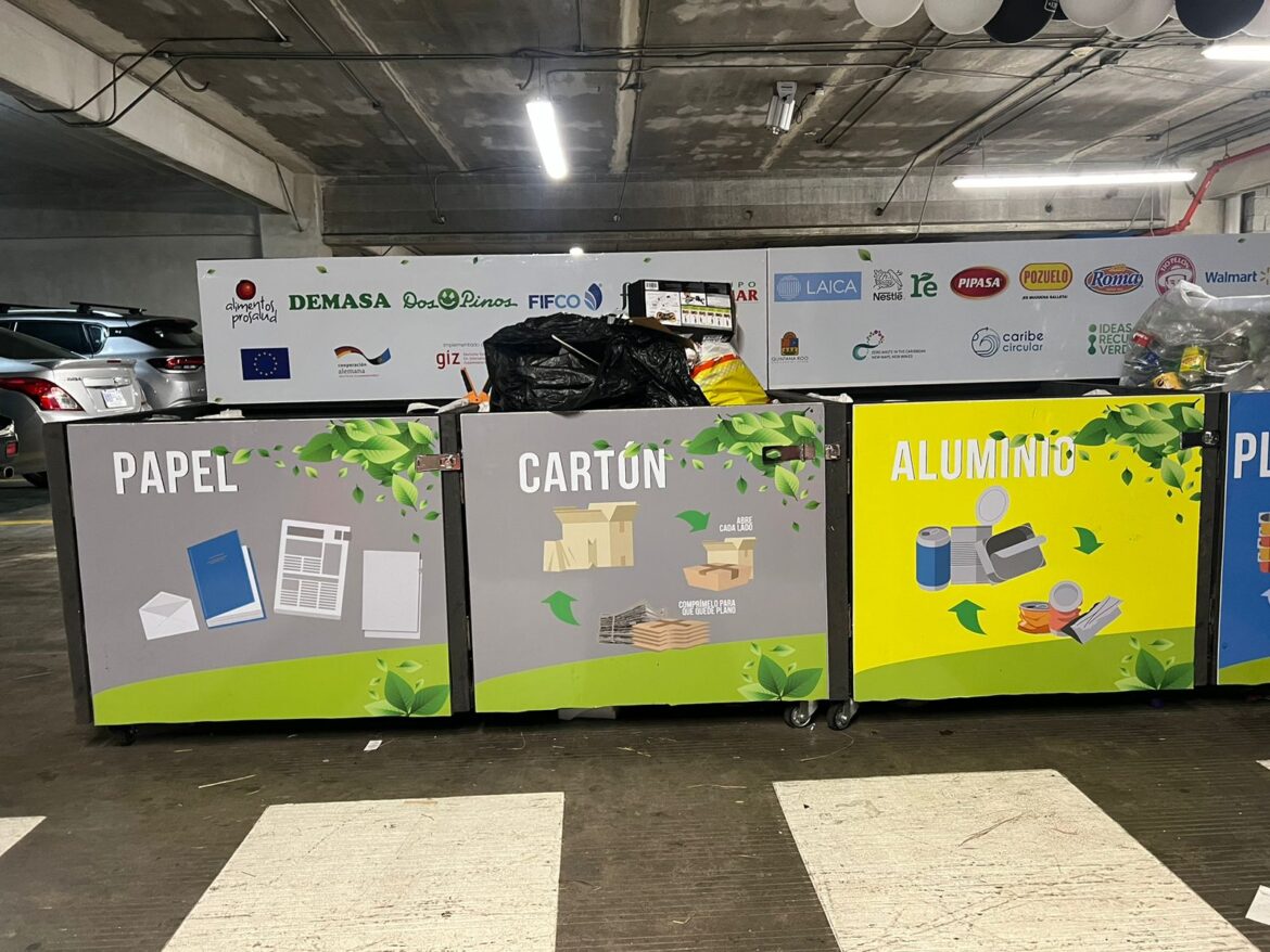 Contenedores de reciclaje para papel, cartón y aluminio en una Estación de Reciclaje de la Alianza Empresarial para la Sostenibilidad en Walmart.