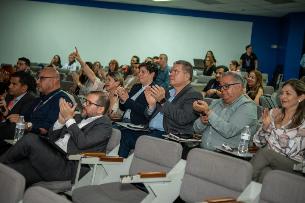 Público y jurado aplaudiendo durante la clausura del Hackathon Grupo Mutual 2025.