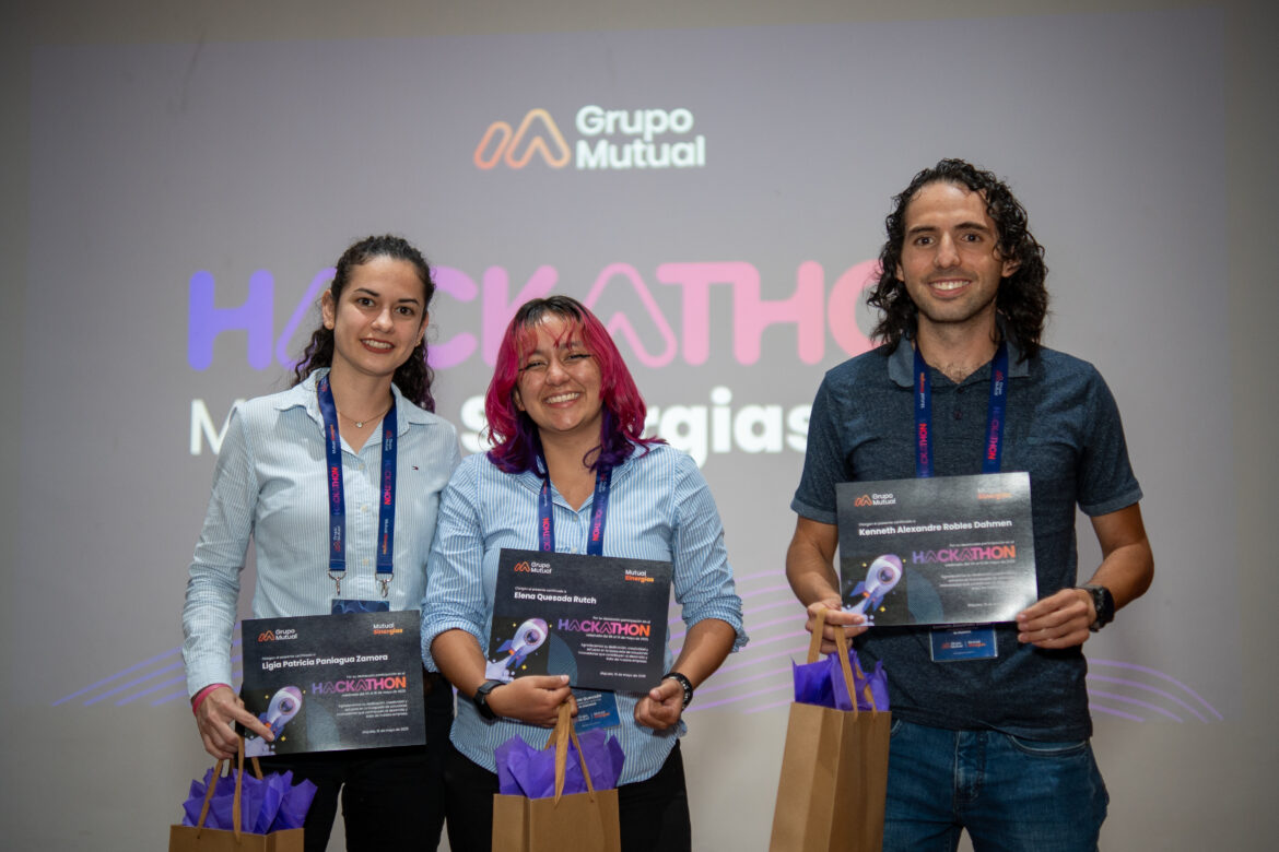 Equipo ganador del Hackathon Grupo Mutual 2025 posando con sus premios.
