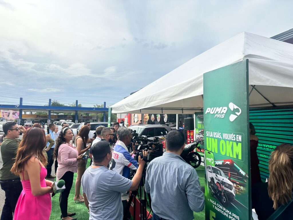 Medios de comunicación y asistentes cubren el evento en Puma Las Colinas donde se premió a la segunda ganadora de Puma PRIS.