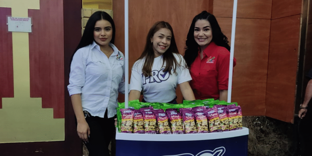 Gleydis Castillo, madre emprendedora en Nicaragua, liderando una activación BTL junto a su equipo en punto de venta.