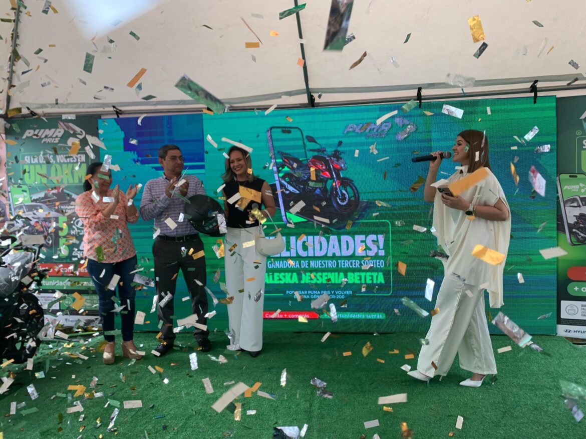 Ganadora Waleska Jessenia Beteta recibiendo su motocicleta Genesis CR200.