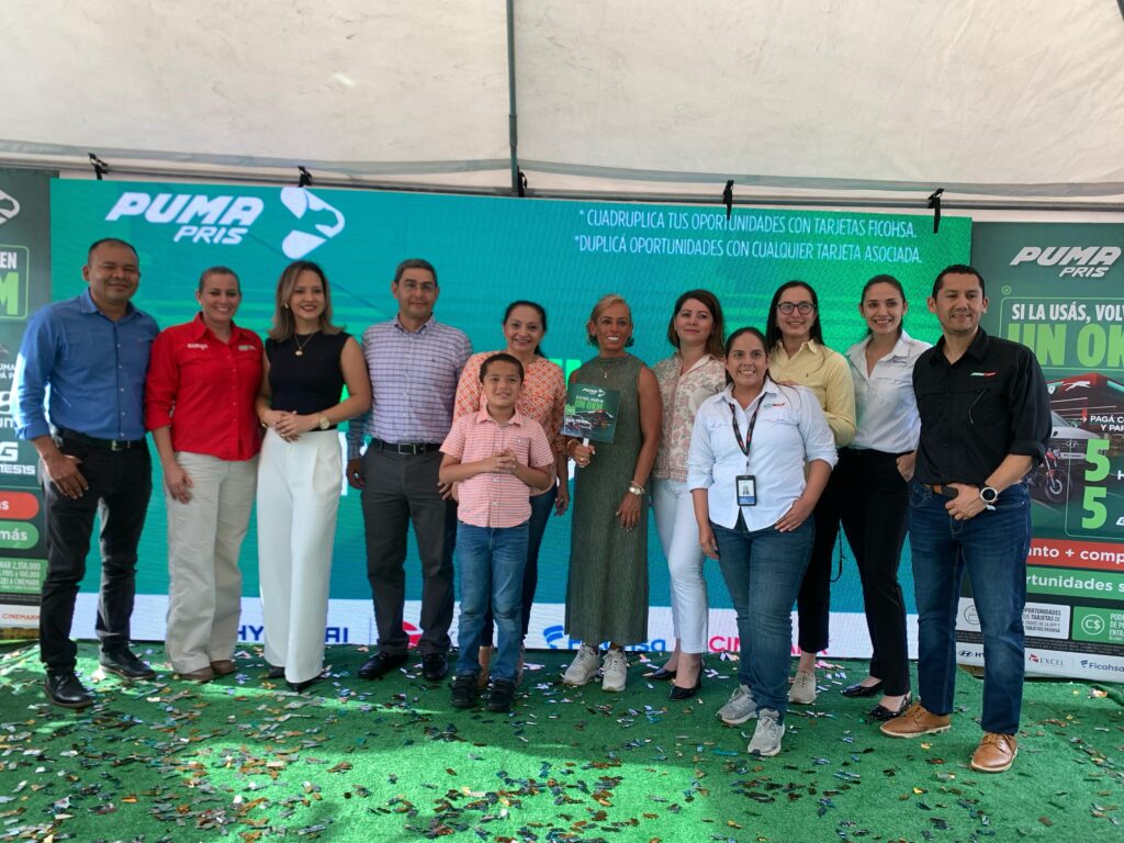 Participantes y representantes de Puma Energy en el 4.º sorteo en Las Mercedes.