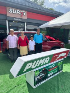 José Agustín Flores recibe las llaves de su Hyundai Venue durante el evento de premiación de Puma Energy Nicaragua.