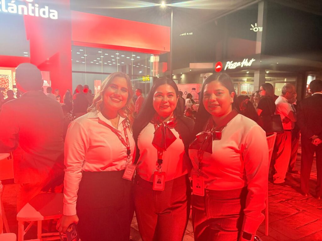 Colaboradoras de Banco Atlántida durante la inauguración de la nueva sucursal Banco Atlántida en Plaza Santo Domingo, Managua.