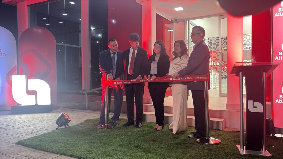 Corte de cinta inaugural en la nueva sucursal Banco Atlántida en Plaza Santo Domingo, con la participación de autoridades y ejecutivos de la institución.
