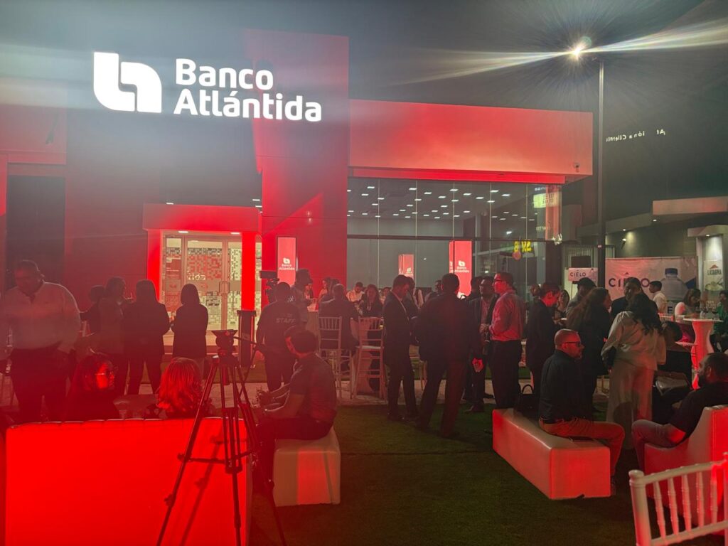 Vista general del evento de inauguración de la nueva sucursal Banco Atlántida en Plaza Santo Domingo, con asistencia de invitados y colaboradores.