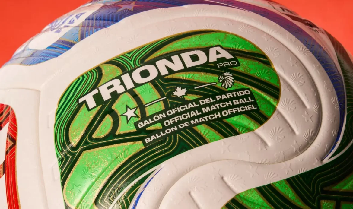 Primer plano del balón oficial adidas trionda con diseño verde y detalles gráficos, utilizado en competiciones internacionales de fútbol.