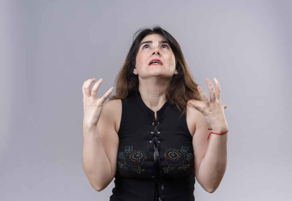 mujer haciendose autosabotaje emocional