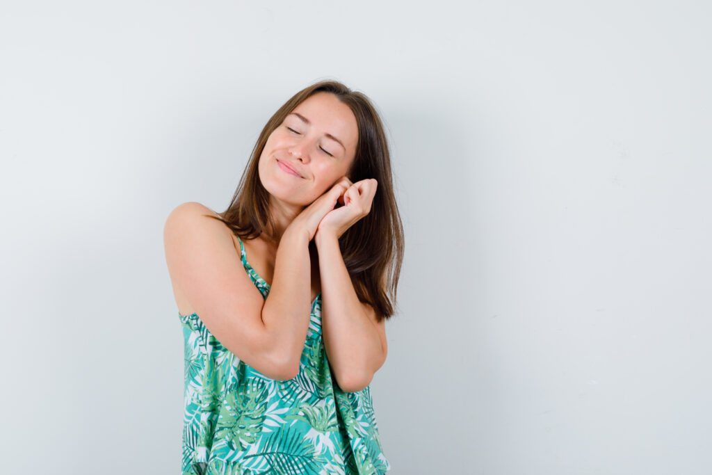 Mujer joven con expresión de calma y bienestar emocional, representando una adecuada gestión emocional y equilibrio mental