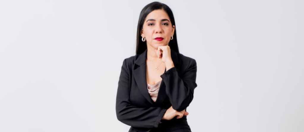 Psicóloga clínica Tania Martínez en retrato profesional, especialista en gestión emocional en mujeres jóvenes