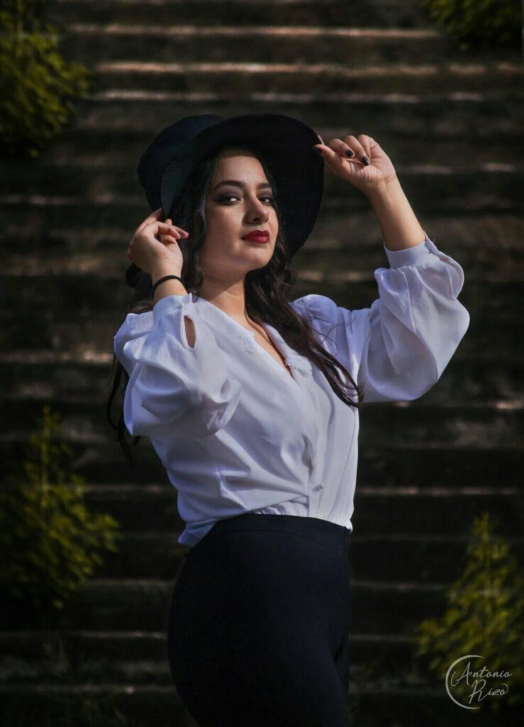 Alejandra Jiménez la mamá emprendedora en Nicaragua que cría, diseña y enseña sin soltar ninguna Alejandra Jiménez en una sesión fotográfica