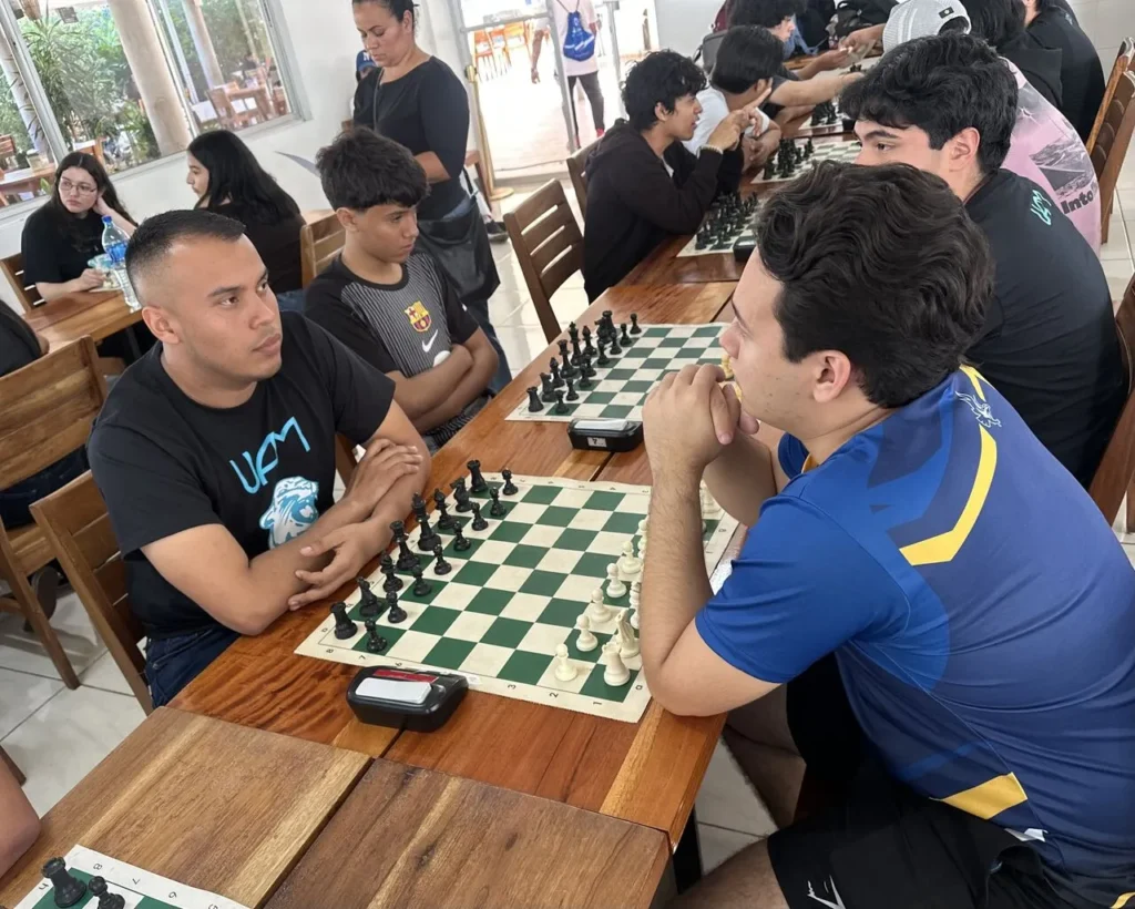 Jainner en partida de la UAM en ajedrez