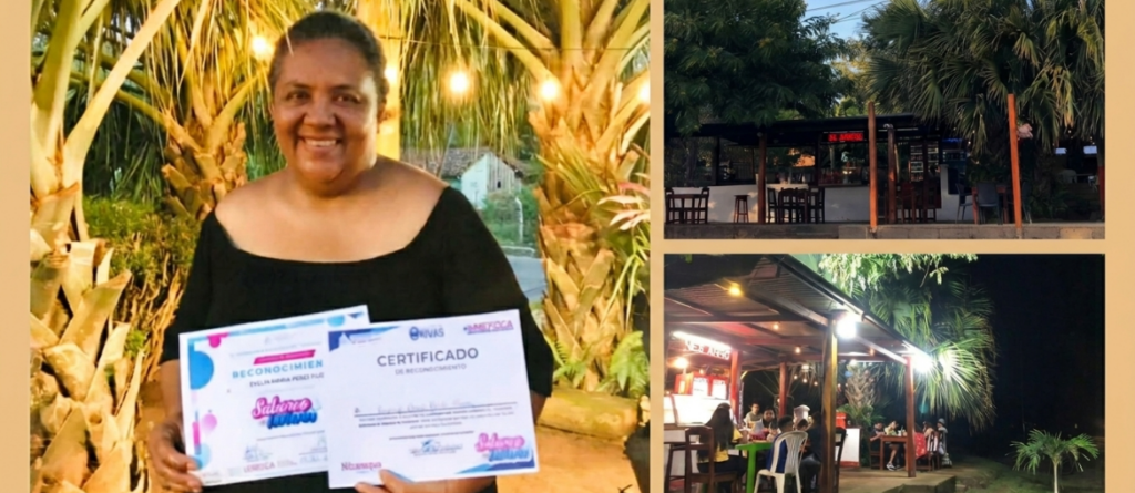 Asados La Bendición, el negocio de Eveling Pérez que lleva 13 años en pie en la carretera hacia Tola Eveling Pérez, propietaria de Asados La Bendición, sonríe mientras muestra un certificado de reconocimiento en un ambiente natural rodeado de palmeras, plantas y luces cálidas.