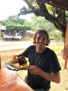 Cliente satisfecho comiendo en Asados La Bendición, Rivas.