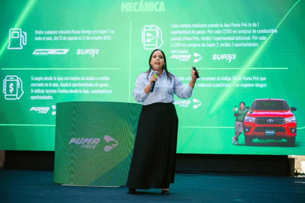 mujer explica la promoción de puma energy